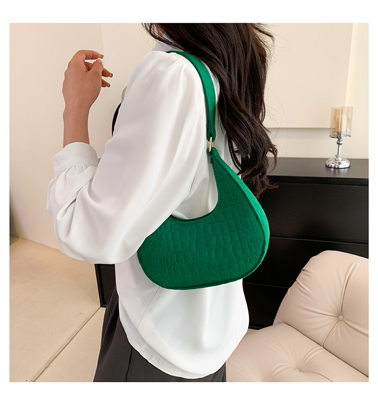 Women's Small All Seasons Felt Solid Color Streetwear Dumpling Shape Zipper Shoulder Bag Underarm Bag display picture 2