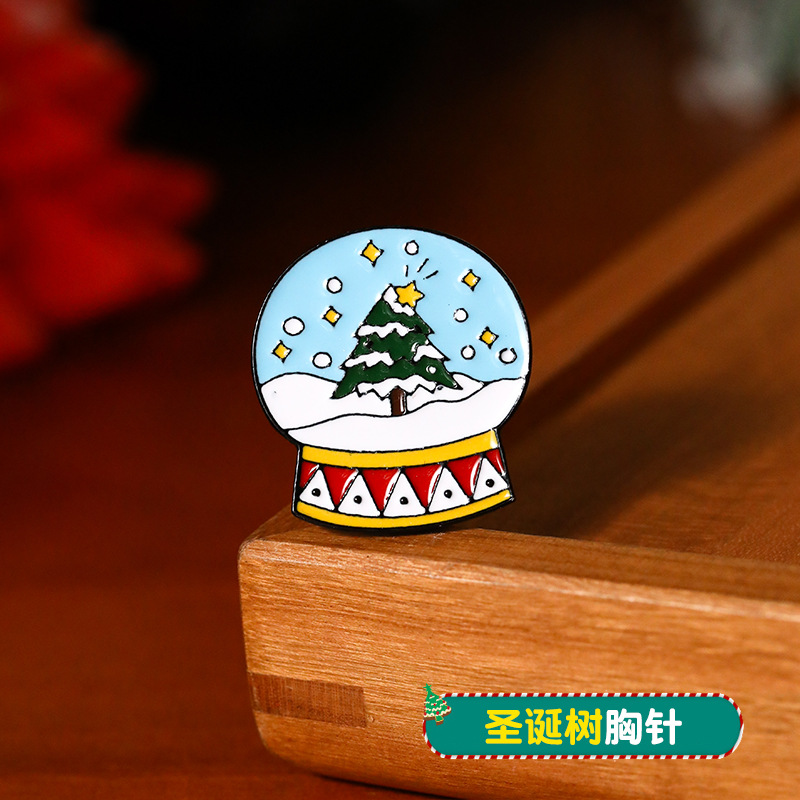 Broche de aleación de sentido avanzado japonés nueva insignia de personalidad de moda femenina de dibujos animados bolsa de Navidad accesorios de metal al por mayor