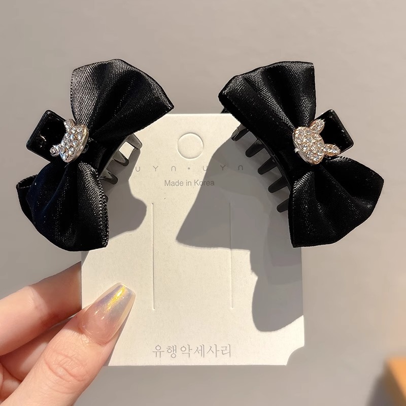 1 par de arcos negros de conejo.