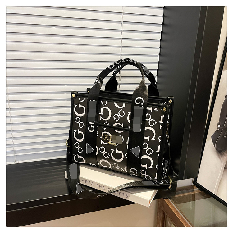 Bolso bandolera con letras de comercio exterior transfronterizo para mujer 2025 nueva tendencia de moda bolso de mensajero portátil impreso