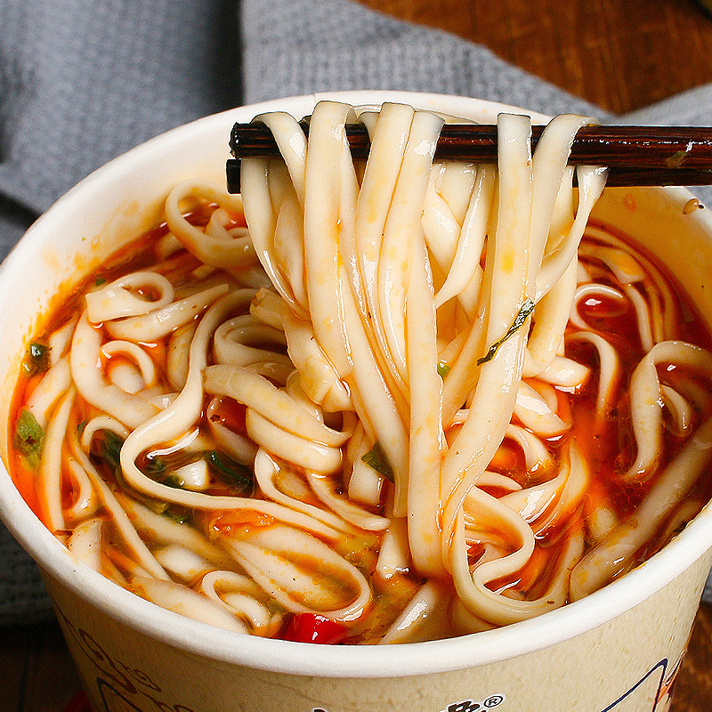 Non-fried hand-pulled noodle instant ramen with tomato and egg, sour soup shrimp, no-boil quick meal, bulk wholesale