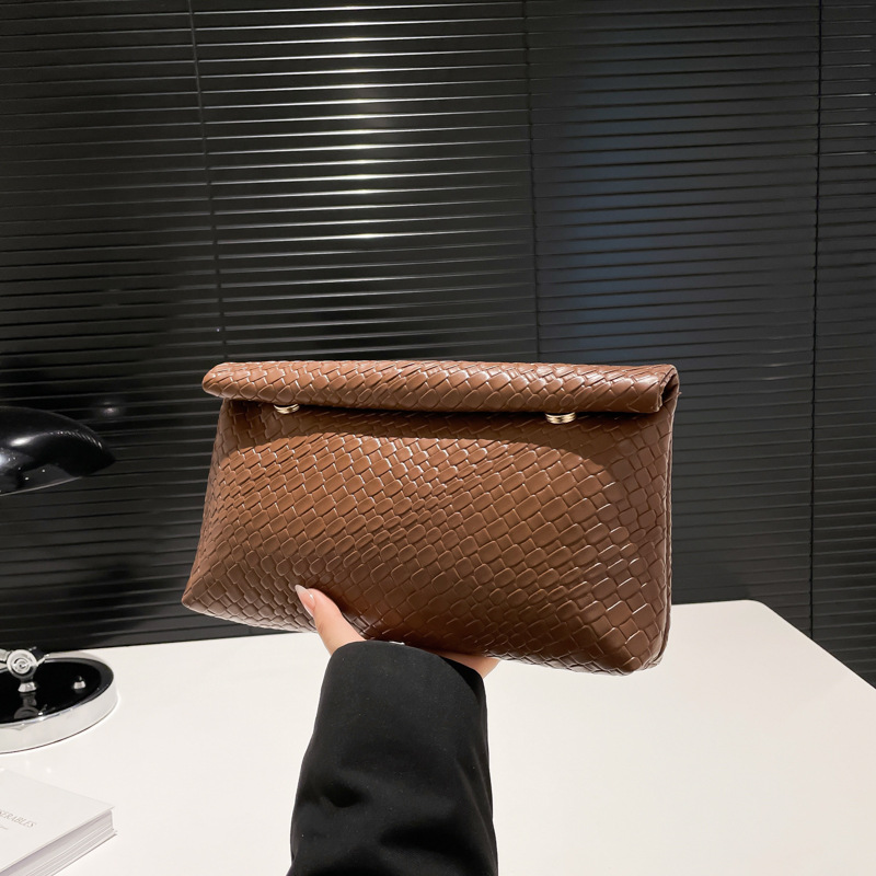 2025 verano nuevo estilo personalidad bolso de mano de moda tendencia bolso de mano de estilo occidental simple temperamento salvaje textura de alta calidad