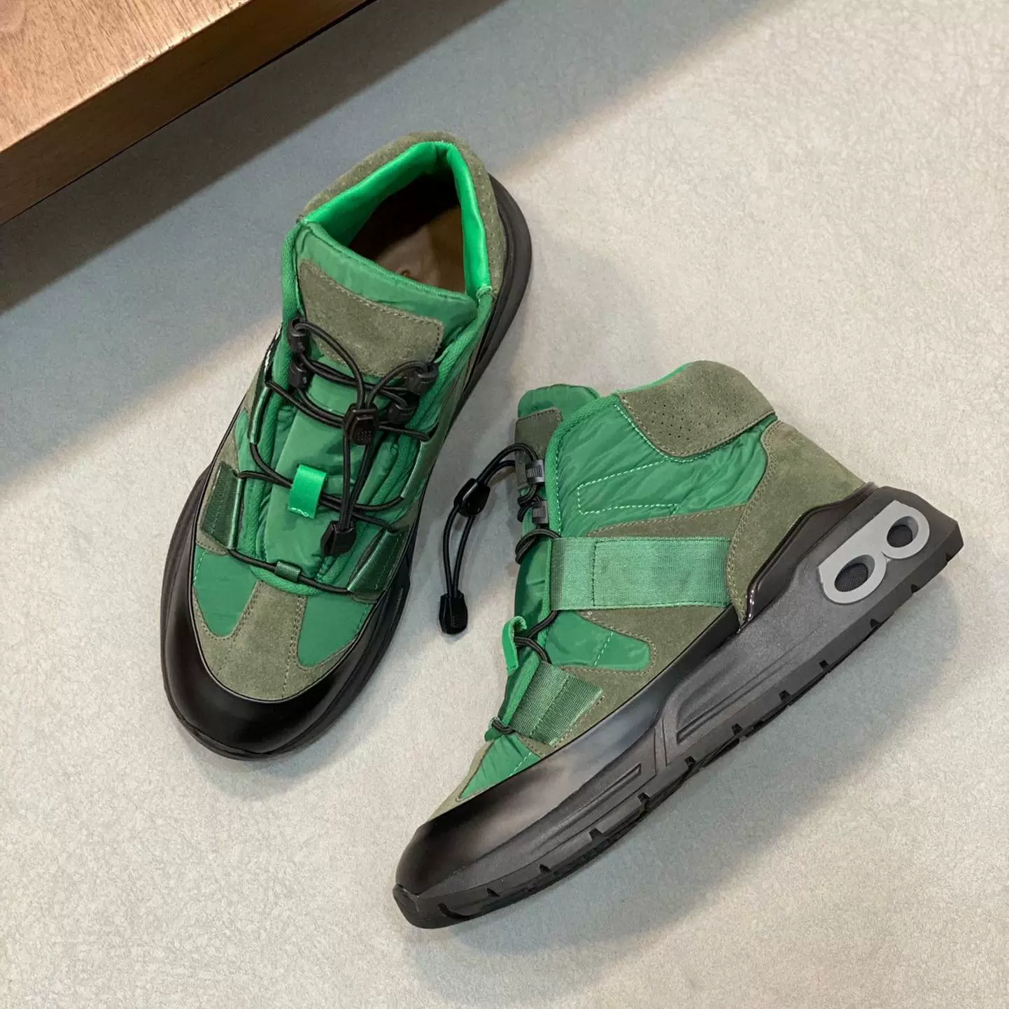 Новые осенние высокие спортивные туфли на шнуровке для мужчин, дышащие белые высокие туфли, повседневная обувь из коровьей кожи с сетчатой ​​строчкой