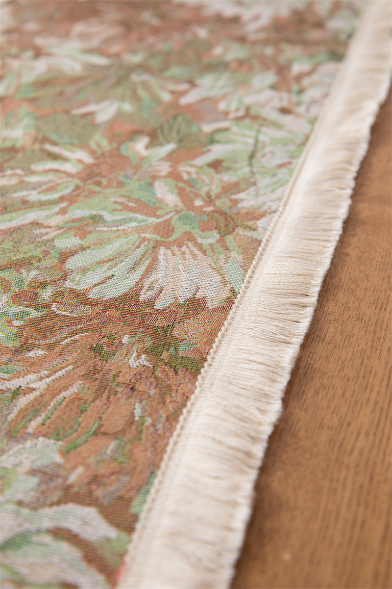 Chemin de table jacquard avec motif marguerites et pompons déco_voghion.com