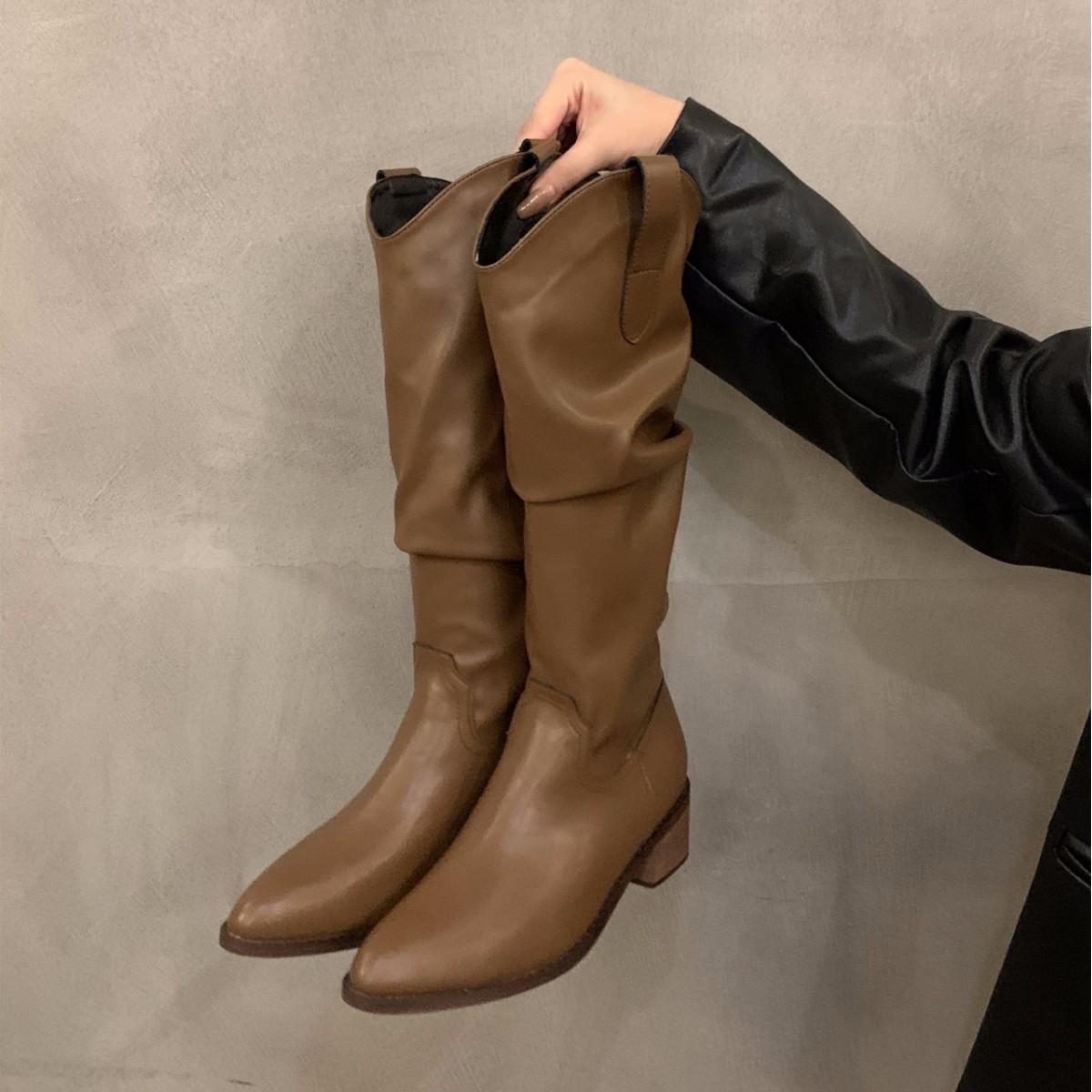 Retro brown fashionable high boots