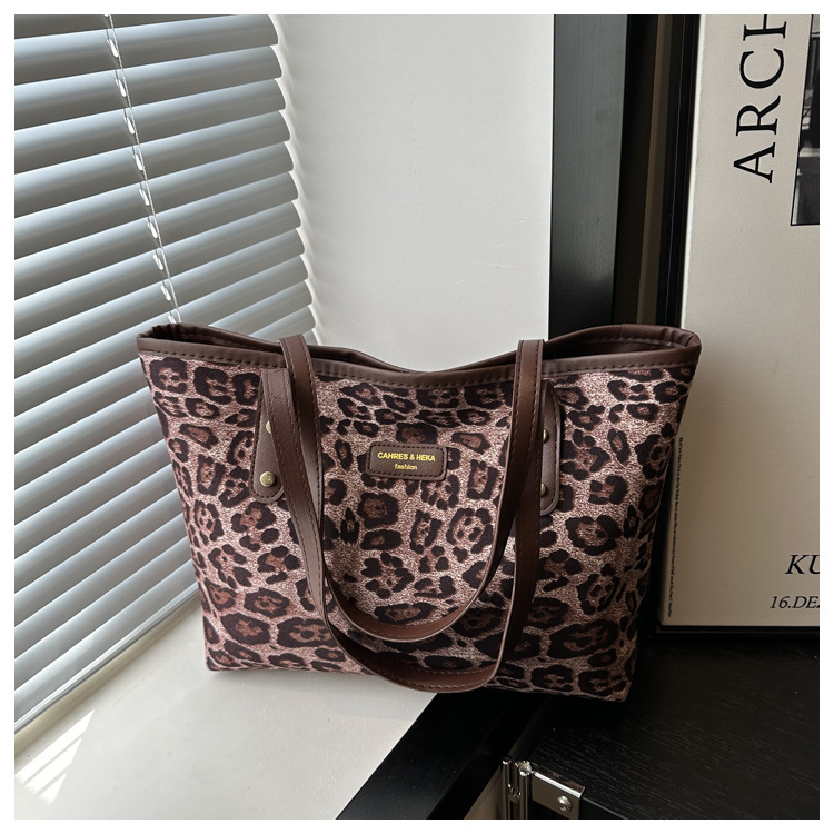 This is a new 2024 trendy and stylish large-capacity handbag for women. It is a fashionable and stylish single-shoulder tote bag for autumn and winter undefined