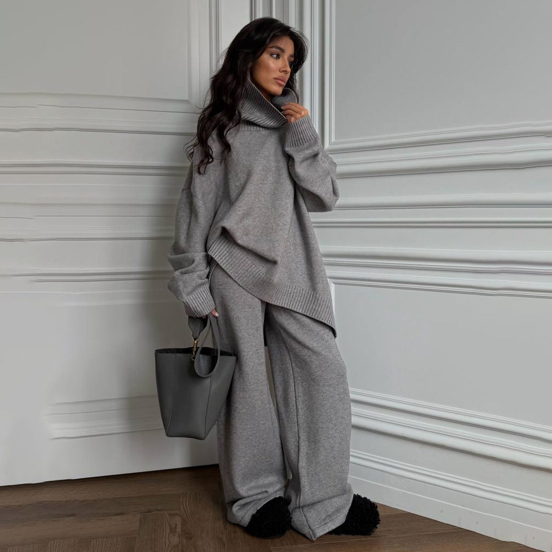 Completo composto da maglione oversize con collo alto e pantaloni larghi e fluidi - Completo due pezzi morbido da donna per autunno inverno in grigio, marrone e beige | S/M/L_voghion.com