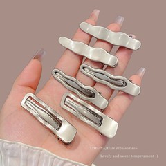 高級感のある銀色の金属のヘアピンの女性2025の新型の額の側の前髪は砕いた髪のクリップのカモの口を挟んで飾ります。