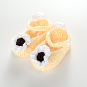 흰 꽃 연한 노란색 신발