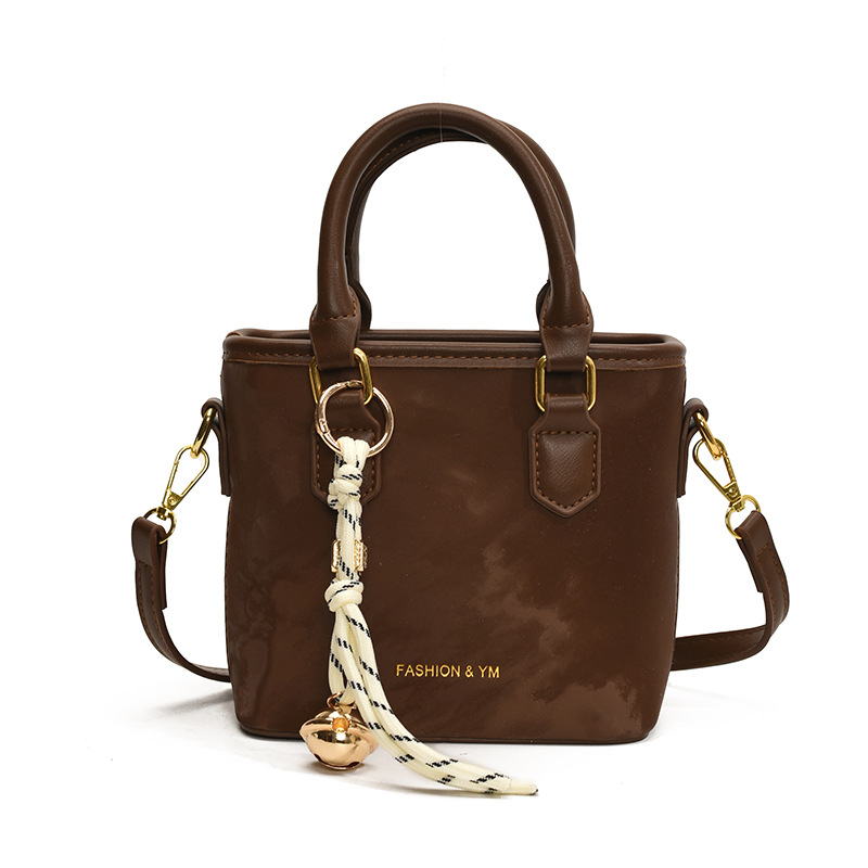 Bolso de mano popular ultra caliente para mujeres 2025 nuevo estilo versátil bolso de hombro casual simple de alto nivel nicho bolso de cubo