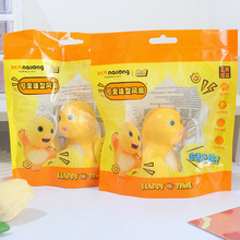 正版奶龙屁桃可爱造型风扇USB充电可爱形象创意迷你小巧便携风扇