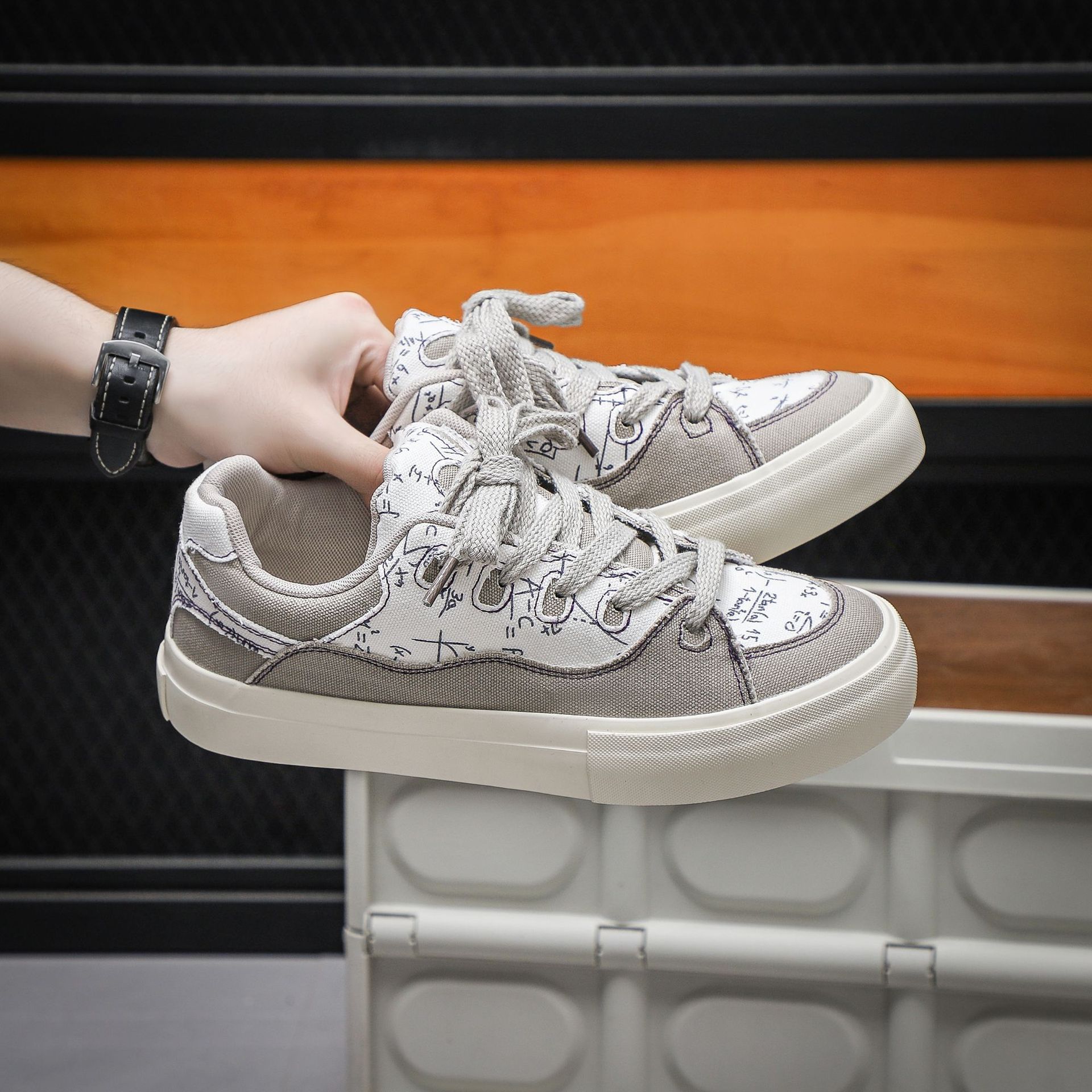 2025 verano nuevos zapatos de lona transpirables para hombres graffiti zapatos de skate para hombres nicho de diseño zapatos de pan zapatos de moda zapatos de hombre