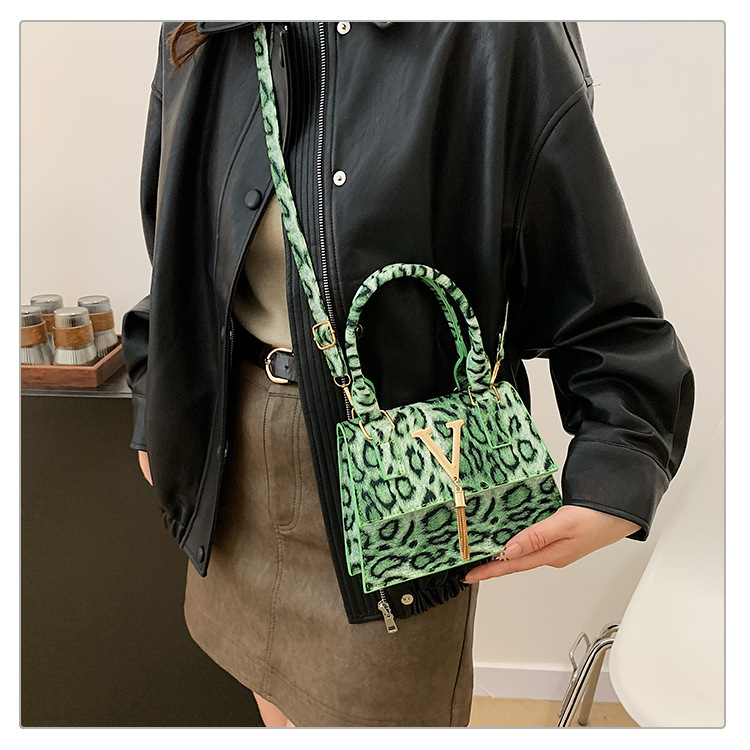 The new leopard print handbag is trendy and stylish. The crossbody bag has a simple texture and a spicy girl style. It is a unique single-shoulder small square bag undefined