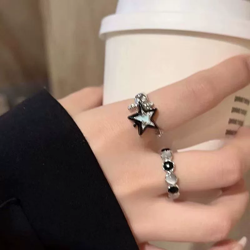 Кольцо серебряное небольшого дизайна, лёгкая роскошь, для указательного пальца