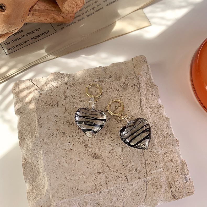Handmade Black White Ripple Glass Heart Pendant Earrings Wholesale Nihaojewelry display picture 9