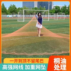 伝統的な手は網を撒いて古い魚網のナイロンの線を捕ります。