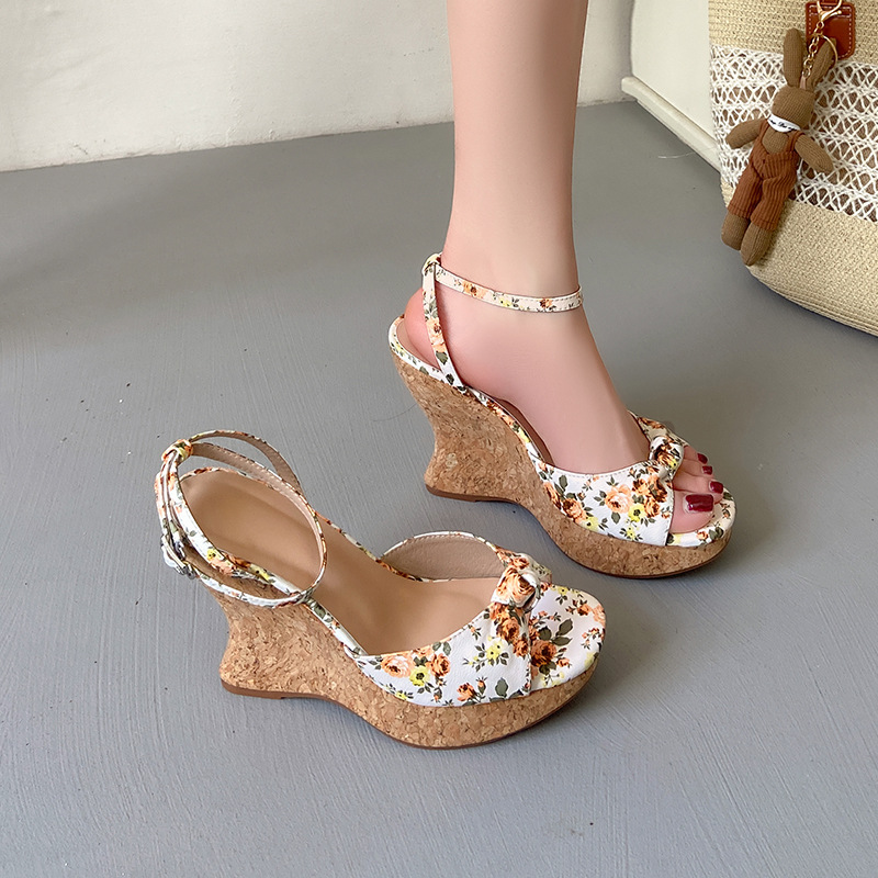 Sandal cao gót nữ phong cách nghỉ mát họa tiết hoa nhỏ, đế xuồng platform, gót 11 cm, hở mũi — sâm panh, hoa nhỏ