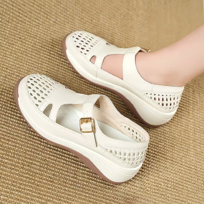 Sandalias de cuero suave de moda hueco 2026 zapatos blancos primavera y verano versátiles nuevos zapatos de agujero ligero con suela gruesa