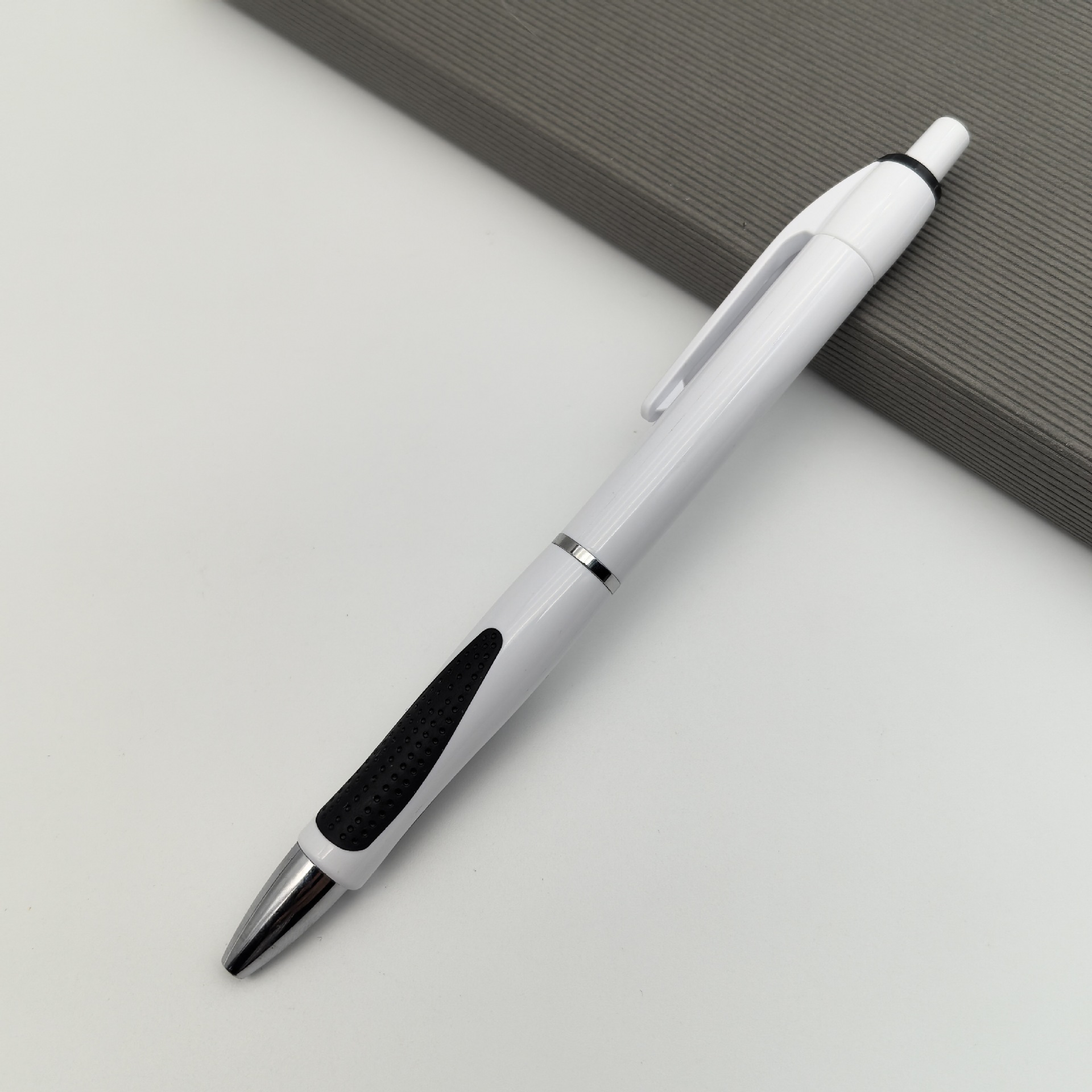 Suministro de bolígrafos publicitarios de plástico de doble formación, bolígrafos publicitarios transfronterizos, bolígrafos publicitarios baratos, venta caliente en Europa