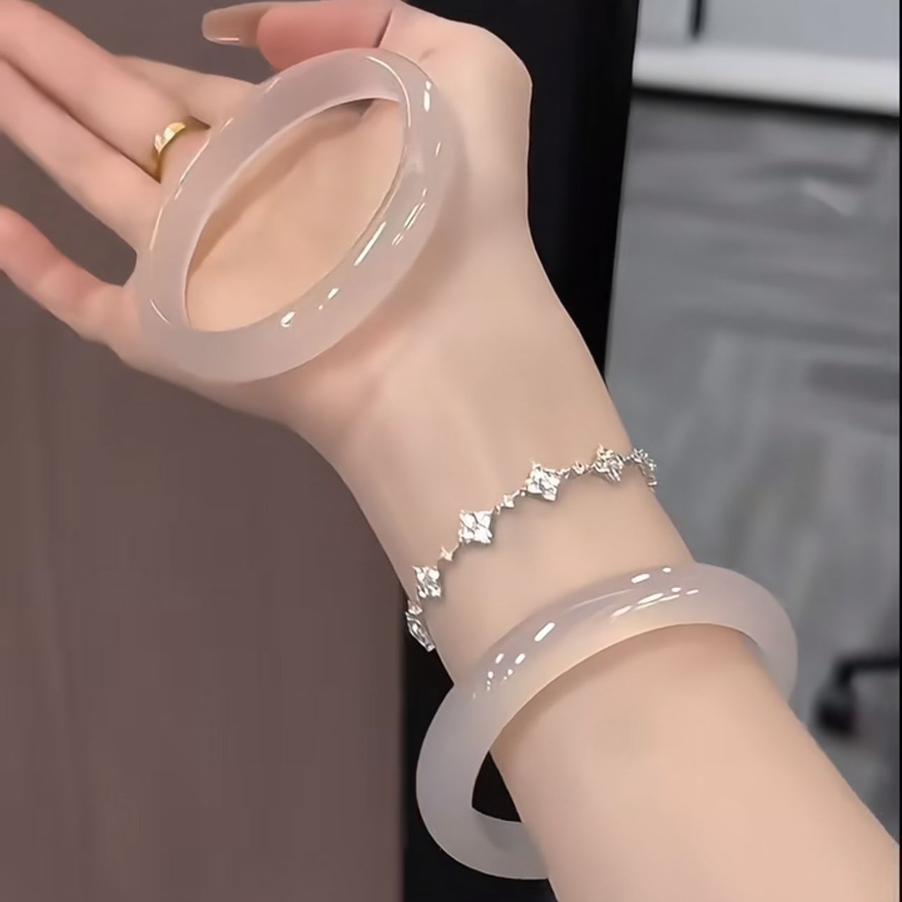 도매 하이 아이스 화이트 문라이트 칼세도니 라운드 팔찌 브랜드 동일 스타일 아게이트 리치 냉동 옥 팔찌 라이브 공급