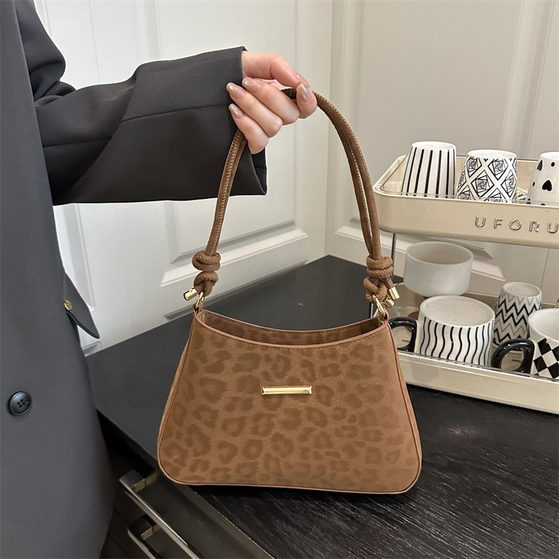 Mochila de estilo extranjero para mujeres 2025, otoño nuevo estilo versátil, bolso de hombro de dama coreano, bolso de mujer de alta calidad.