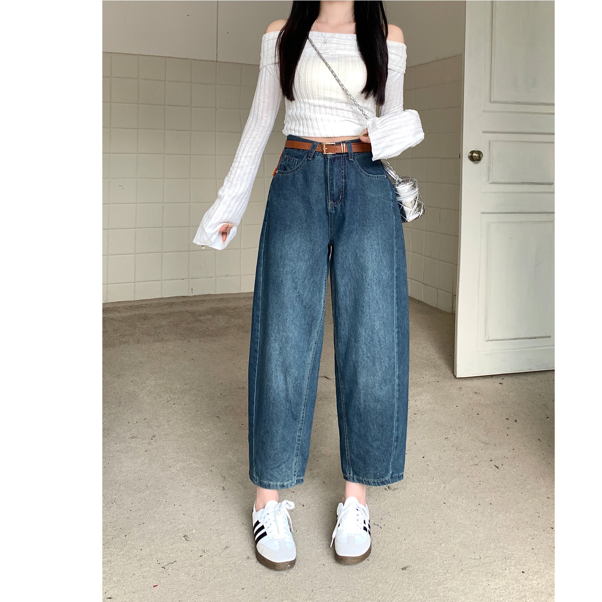 한국식 슬리밍 배 모양의 몸매 약간 뚱뚱한 소녀는 봄과 여름 새로운 넓은 다리 데님 마체 테 바나나 바지 여성을 착용합니다.
