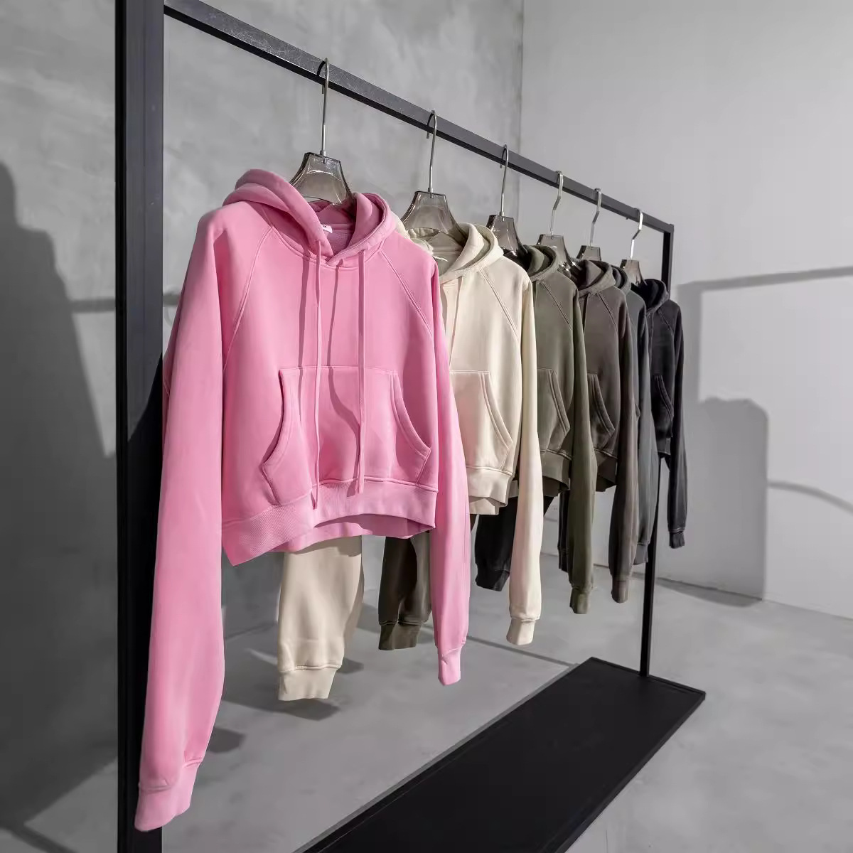 Felpa corta con cappuccio raglan in colore a contrasto retrò lavato autunno e inverno da uomo di alta moda_voghion.com