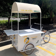 商店街夜市に露店を出して移動野菜果物販売車ネット赤ソーセージ広告宣伝流動食堂車