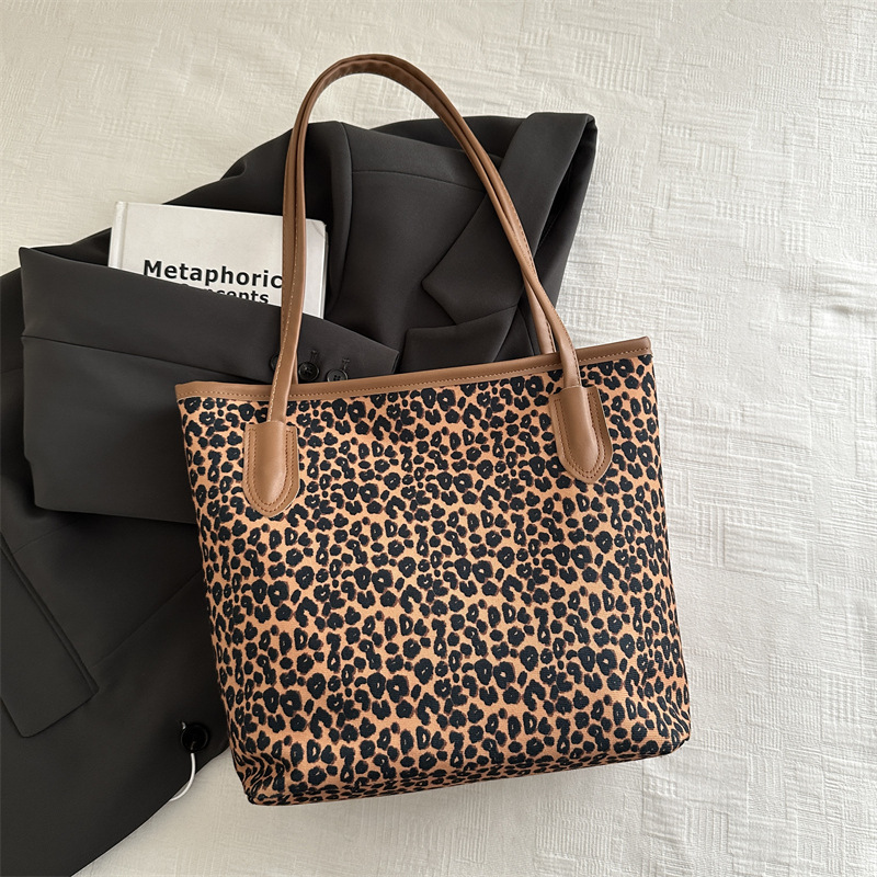 Bolso de viaje de gran capacidad en línea 2024 invierno nuevo versátil ins este año popular bolso de hombro bolso especial