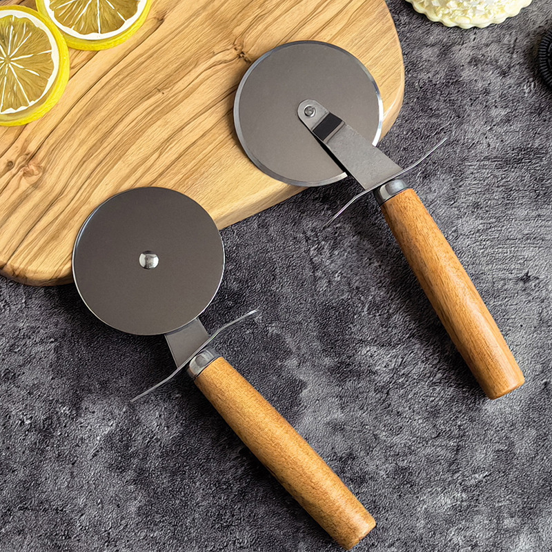 Cuchillo de pizza de acero inoxidable spot transfronterizo madera sólida acacia mango de madera rodillo redondo cuchillo de pasteles herramientas de cocina para hornear