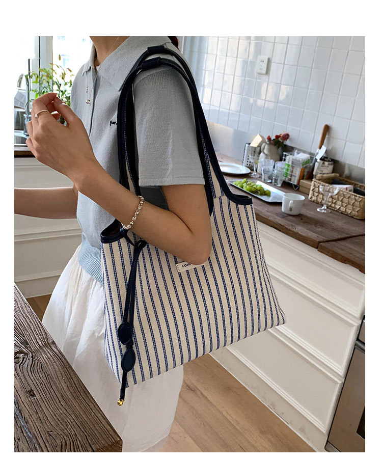 2025 Casual Commuter Tote bag, women's niche striped simple and fashionable hand-held shoulder bag, large-capacity underarm bag undefined