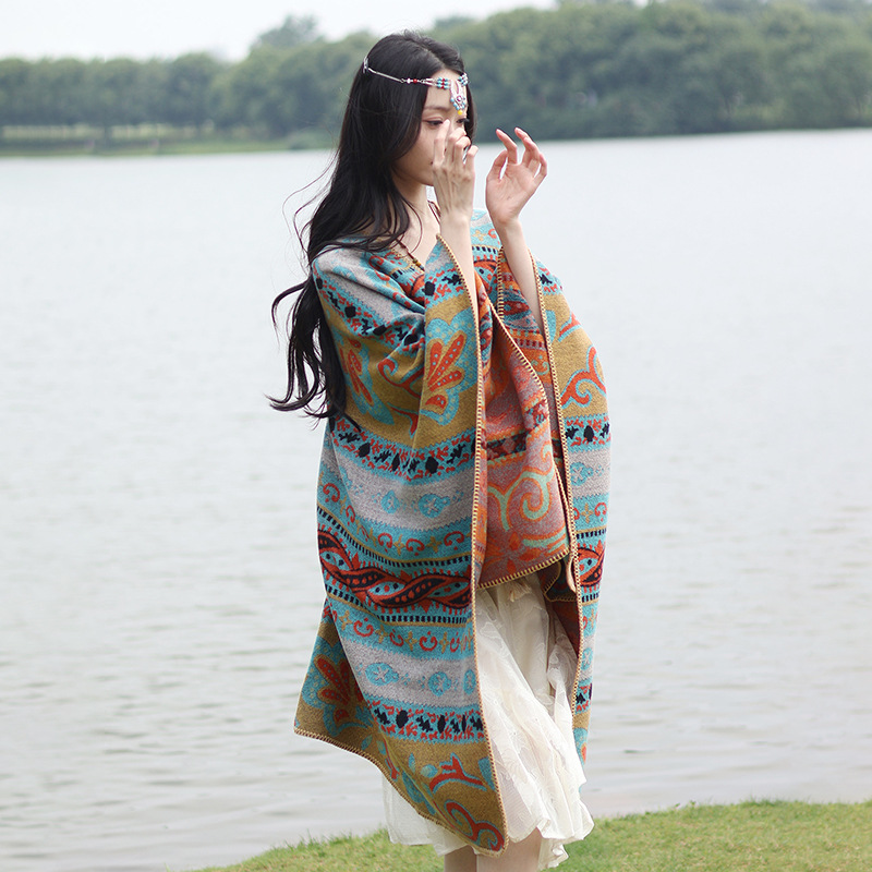 El estilo nacional totem explotó la capa para viajes de estilo masculino y femenino para tomar fotos, debe mantenerse caliente a prueba de viento, Qinghai, turismo tibetano