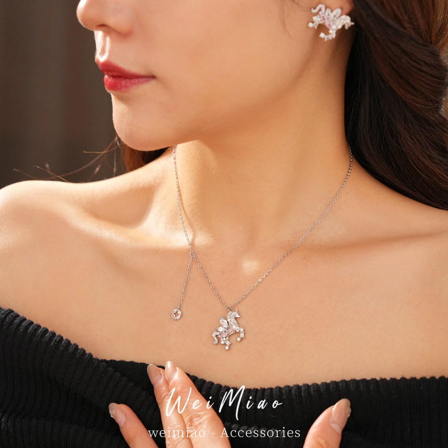 Collar de pony de piedra rosa ligero de lujo nicho cadena de clavícula de alta calidad exquisita conjunto de joyería al por mayor