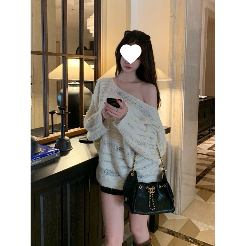 Gentle and relaxed style, one-shoulder design, intricately cut and knitted sweater for women, loose-fitting, slimming effect, with subtle shimmering sequins, long-sleeved knit top Gentle and relaxed style, one-shoulder design, intricately cut and knitted sweater for women, loose-fitting, slimming effect, with subtle shimmering sequins, long-sleeved knit top