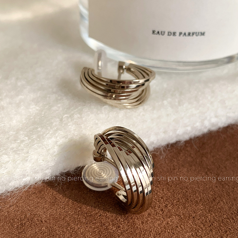 Retro crooked ear clips, coffee earrings, no pierced ears, light luxury style, high-quality style, simple and elegant design