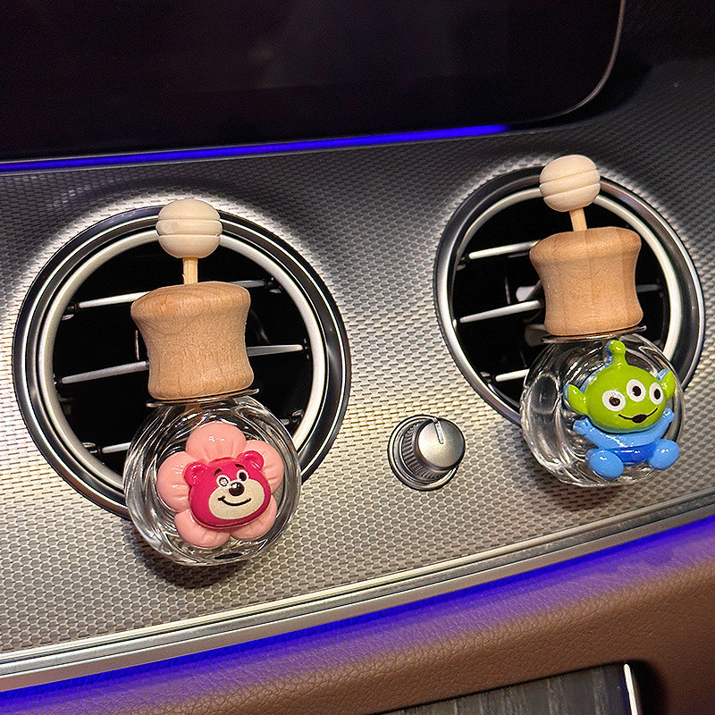 Strawberry Bear Salida de aire del coche Aromaterapia Aire acondicionado del coche Botella vacía Perfume Fragancia ligera de larga duración Decoración del coche Decoración femenina