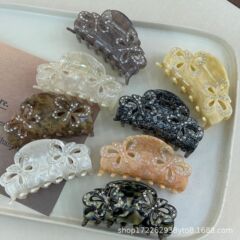 豪華で精緻なダイヤモンドを入れた酢酸ヘアピンの女性の後頭部の透かし彫りの蝶のつかみ2025新型の高級感のサメの挟み