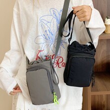 �ļ��ǹ�ɫ�֙CС���ˮ�����ٴ��p��ˮ��б�����Ů����μ��