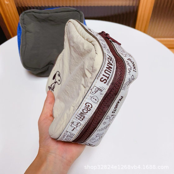 In-Stock Japanese-Style Snoopy Cartoon Embroidery Pattern Storage Makeup Bag Retro Square Makeup Bag Toiletry Bag