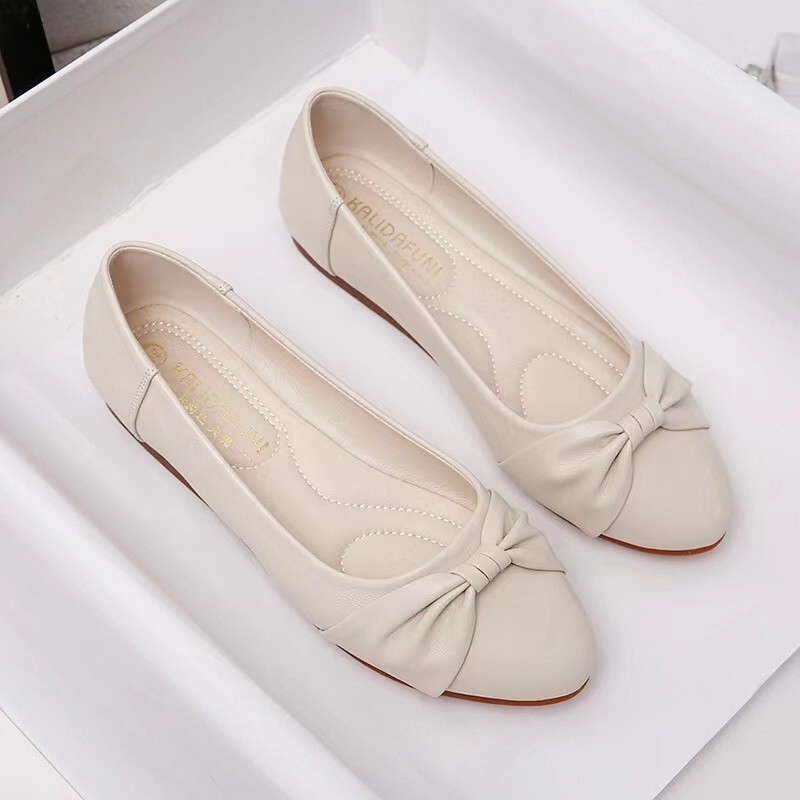 Red and Green Flies Broken Size Single-layer Shoes Women's Autumn New Middle-aged Shallow Mum Shoes Soft Leather Soft Bottom Doudou Yuan Red and Green Flies Broken Size Single-layer Shoes Women's Autumn New Middle-aged Shallow Mum Shoes Soft Leather Soft Bottom Doudou Yuan