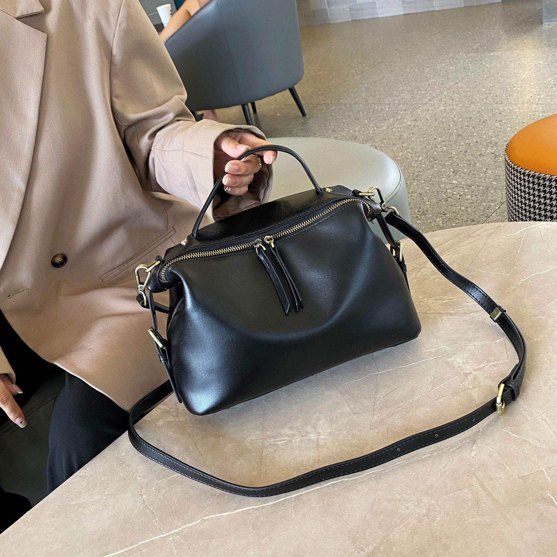 Plant tanned top layer cowhide, niche and versatile single shoulder crossbody minimalist women's zippered dumpling bag,_voghion.com