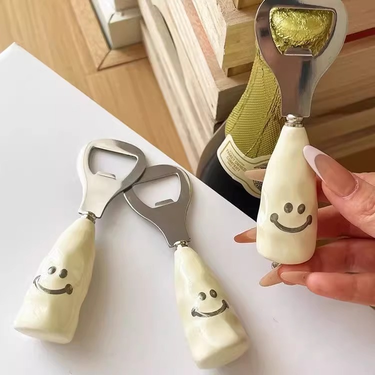 창의적인 맥주 병따개 귀여운 소다 병따개 가정용 휴대용 휴대용 오픈 캡 아티팩트 와인 병 개통 및 노동 절약