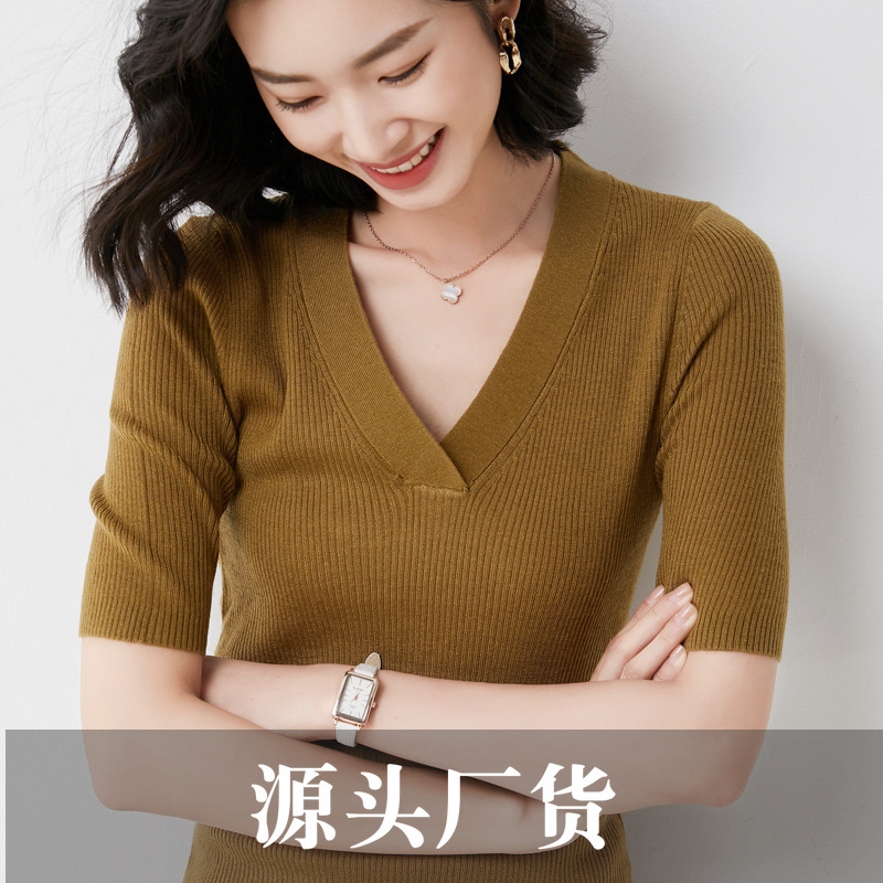 Solid color woolen knitted thin sweater with a round collar