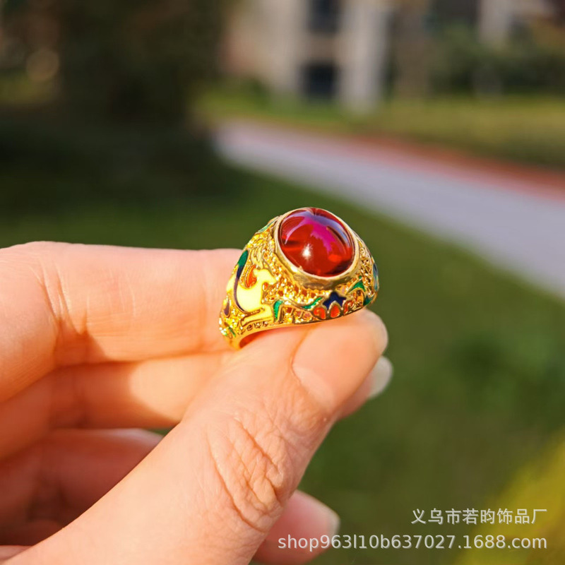 TUMEの新型金メッキエナメル鹿宝石指輪は黄金の指輪の口を模しています。|undefined