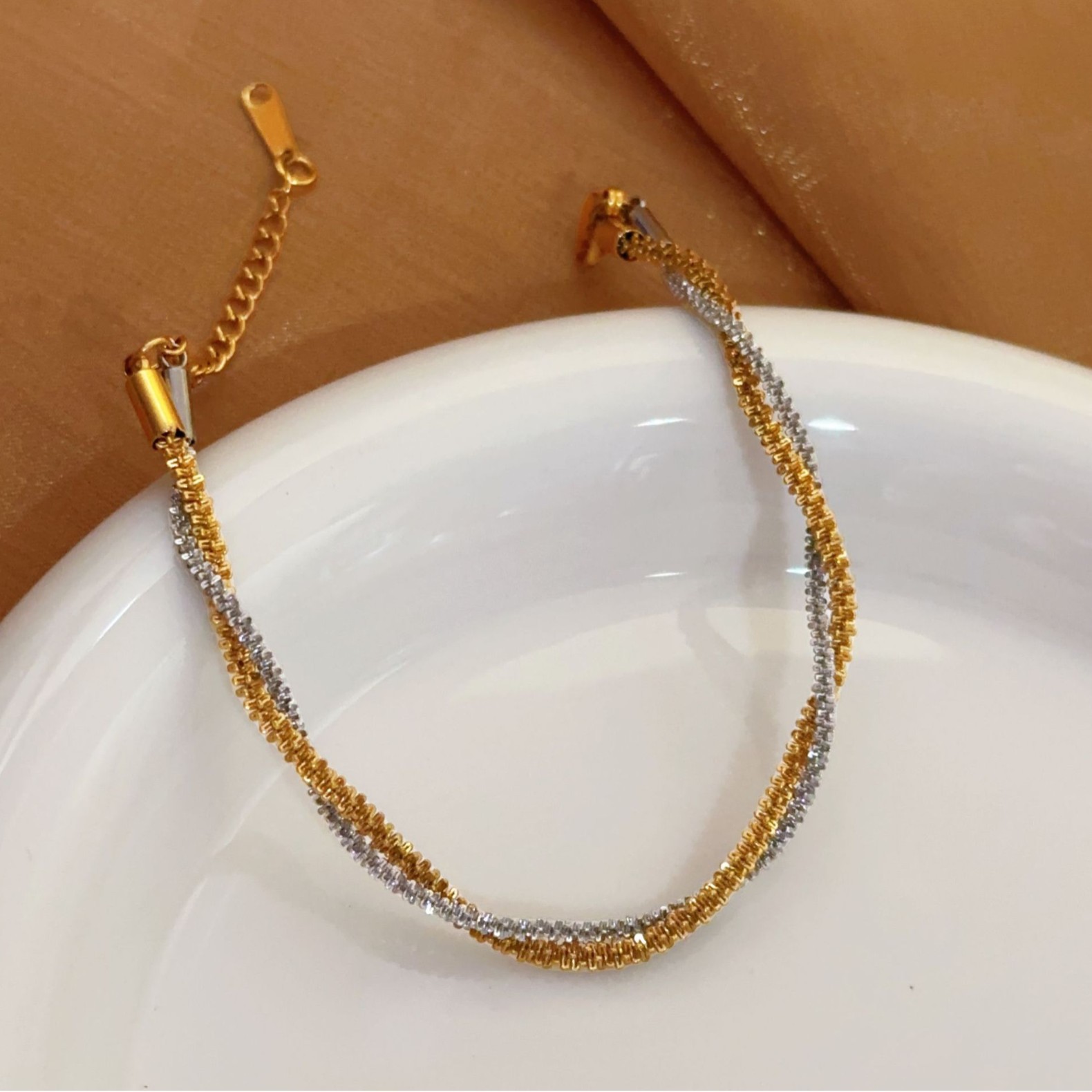 Diseño de nicho de personalidad simple transfronterizo europeo y americano, cadena de tejido de giro de color en contraste, pulsera de joyería de acero de titanio, lujo ligero único