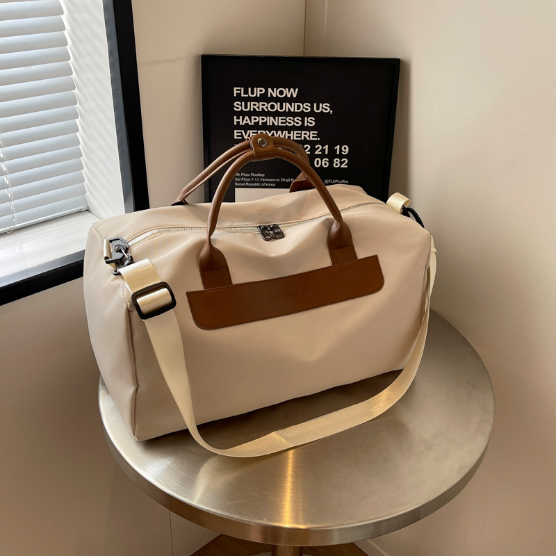 Capacious travel bag