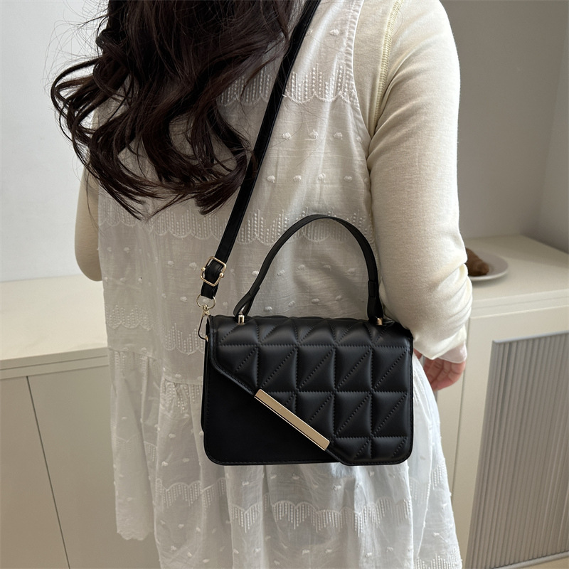 Shoulder bag with diamond pattern, solid color handheld one-shoulder bag, western style