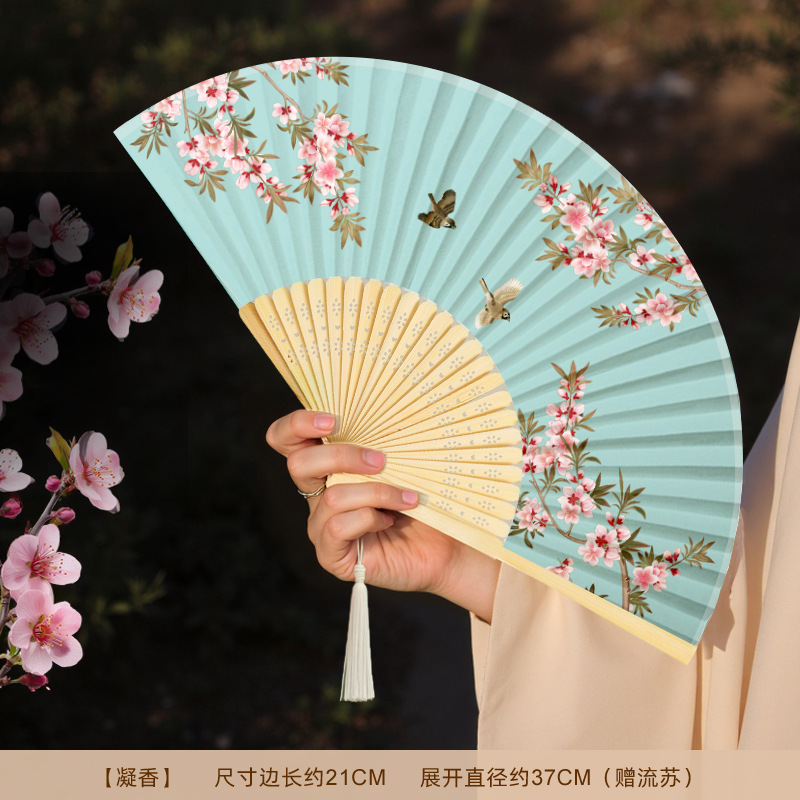古代のチャイナドレスの女性の漢服の子供のダンスの桜の扇の中国風の夏は桃の花の扇子を身につけて古風を扇に折ります。|undefined