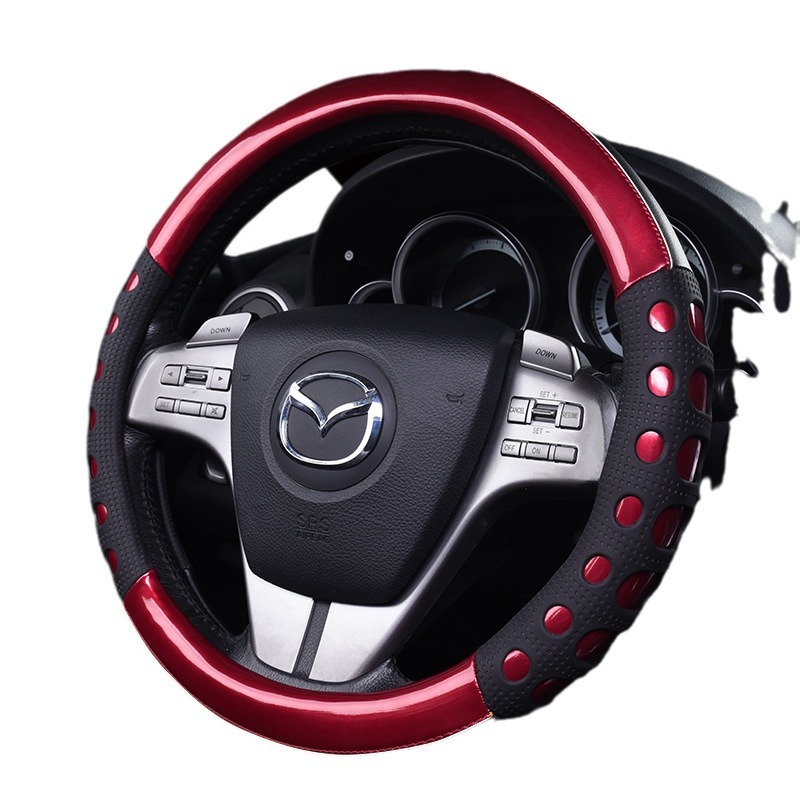 メーカーが自動車用品のハンドルカバーを作っています。