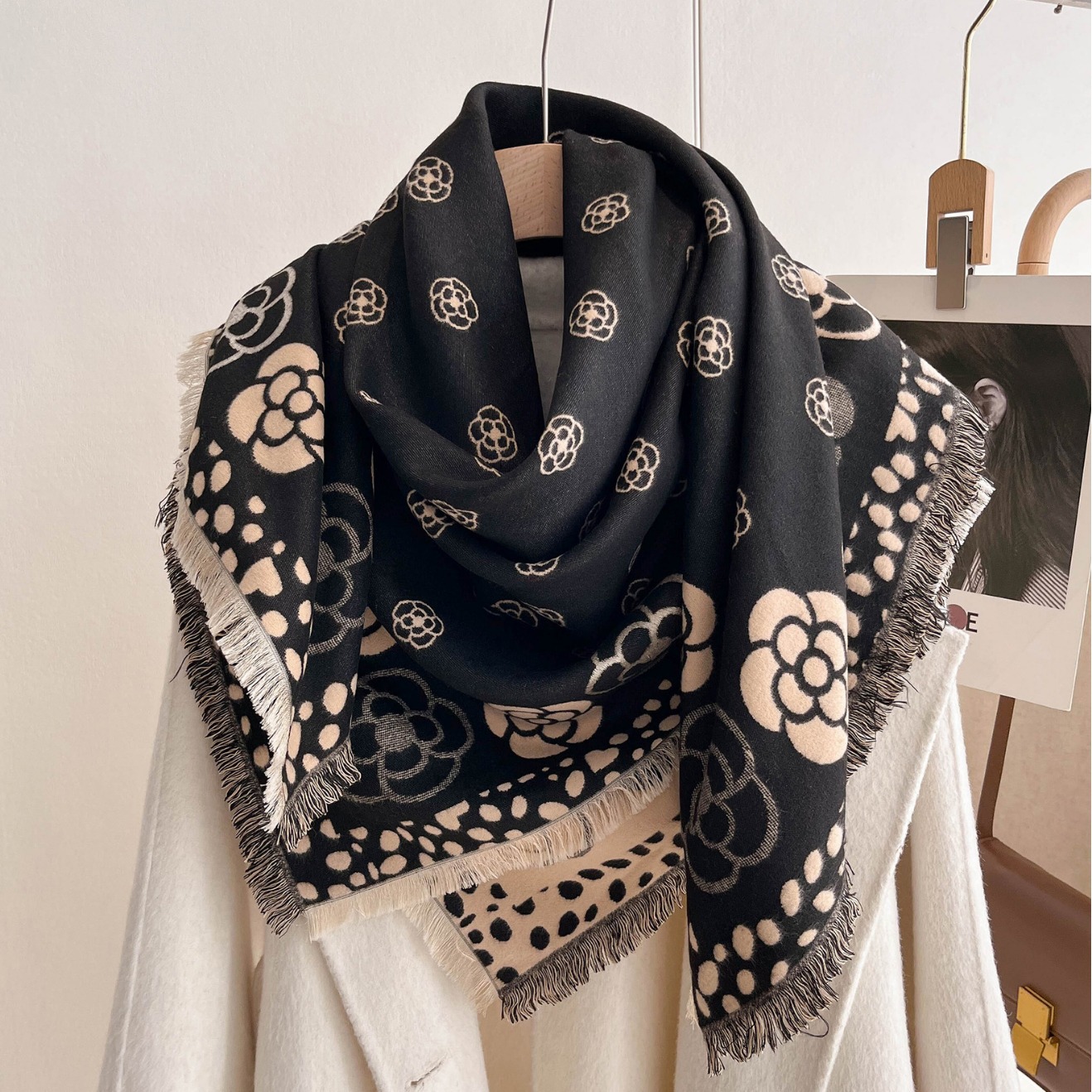 Camellia clásica bufandas de cachemira otoño y invierno versátiles engrosadas y cálidas con un pequeño pañuelo de viento fragante para mujeres